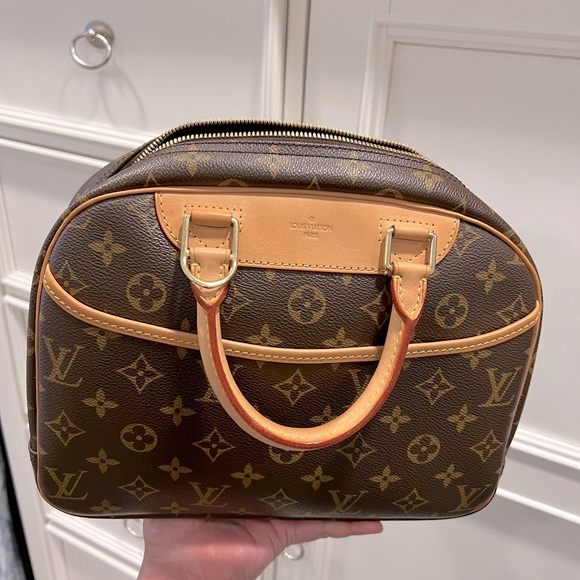 *100% Authentic* Louis Vuitton Trouville Toiletry Bag - Picture 1 of 12